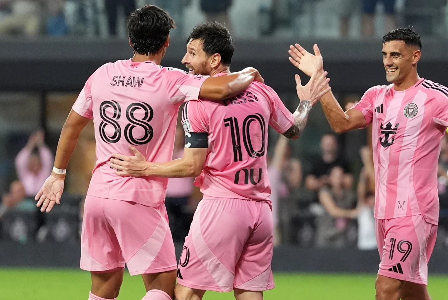 Lionel Messi anota 4 goles para liderar al Inter Miami a una contundente victoria por 7-1 sobre Montreal.
