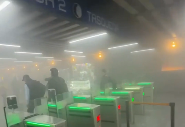 Humo en tren obliga a desalojar la estación Taxqueña del Metro CDMX.