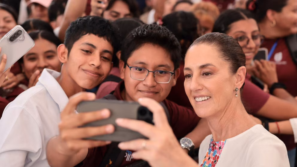 Morena acusa al PRI de “cínico” por propuesta de becas por rendimiento.