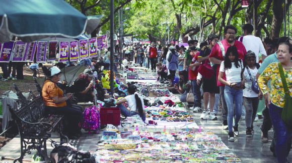 Despejan la Alameda Central en la CDMX; ambulantes bloquean Juárez y Eje Central