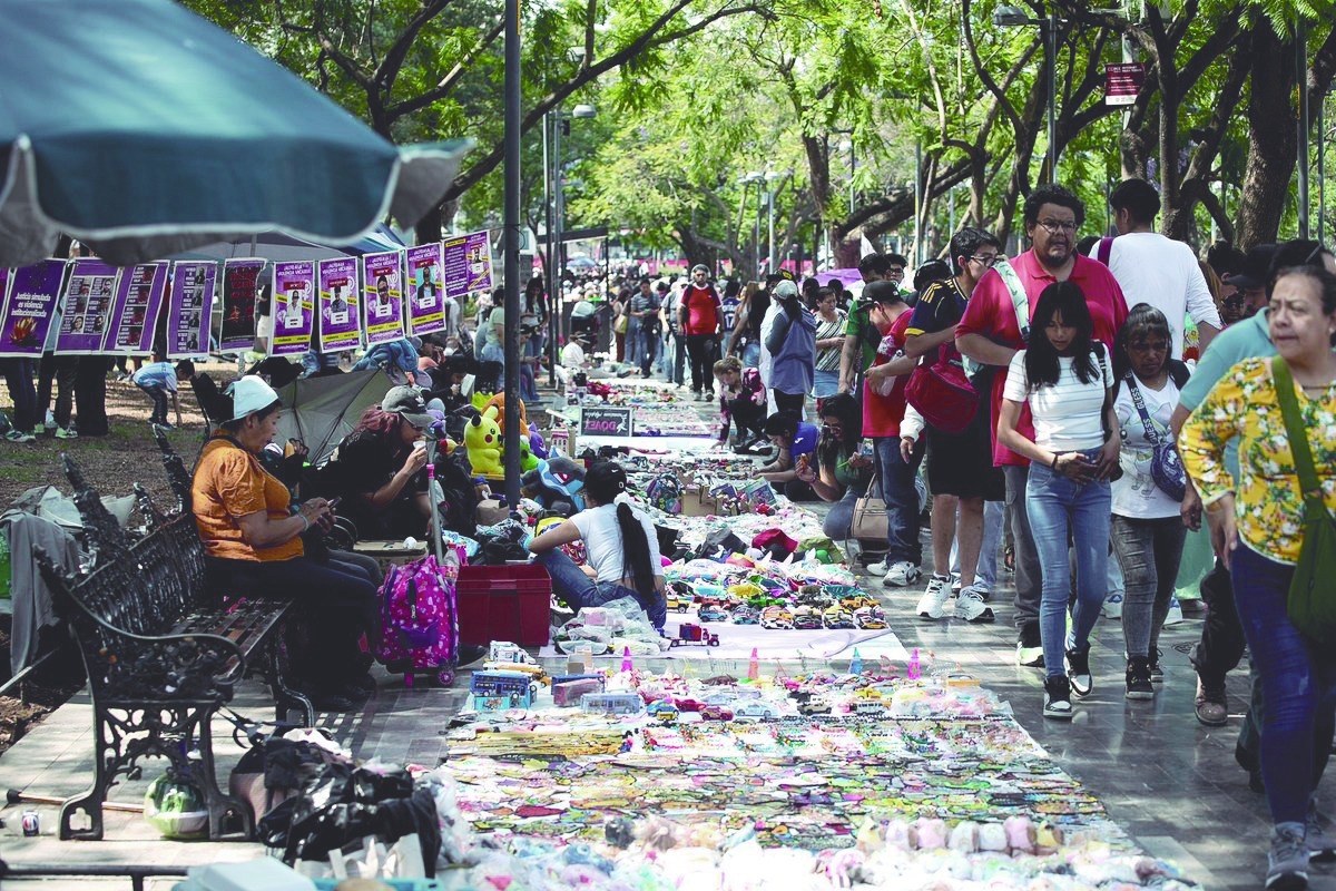 Despejan la Alameda Central en la CDMX; ambulantes bloquean Juárez y Eje Central