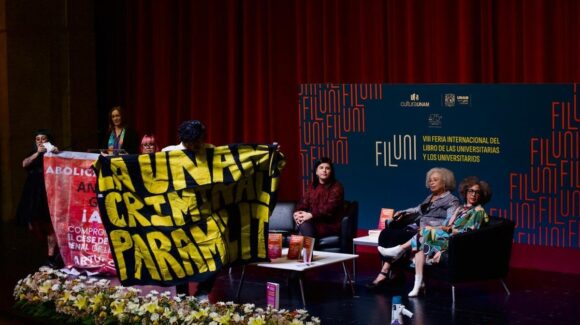 Protestas y sobrecupo marcan la conferencia de Angela Davis en la UNAM