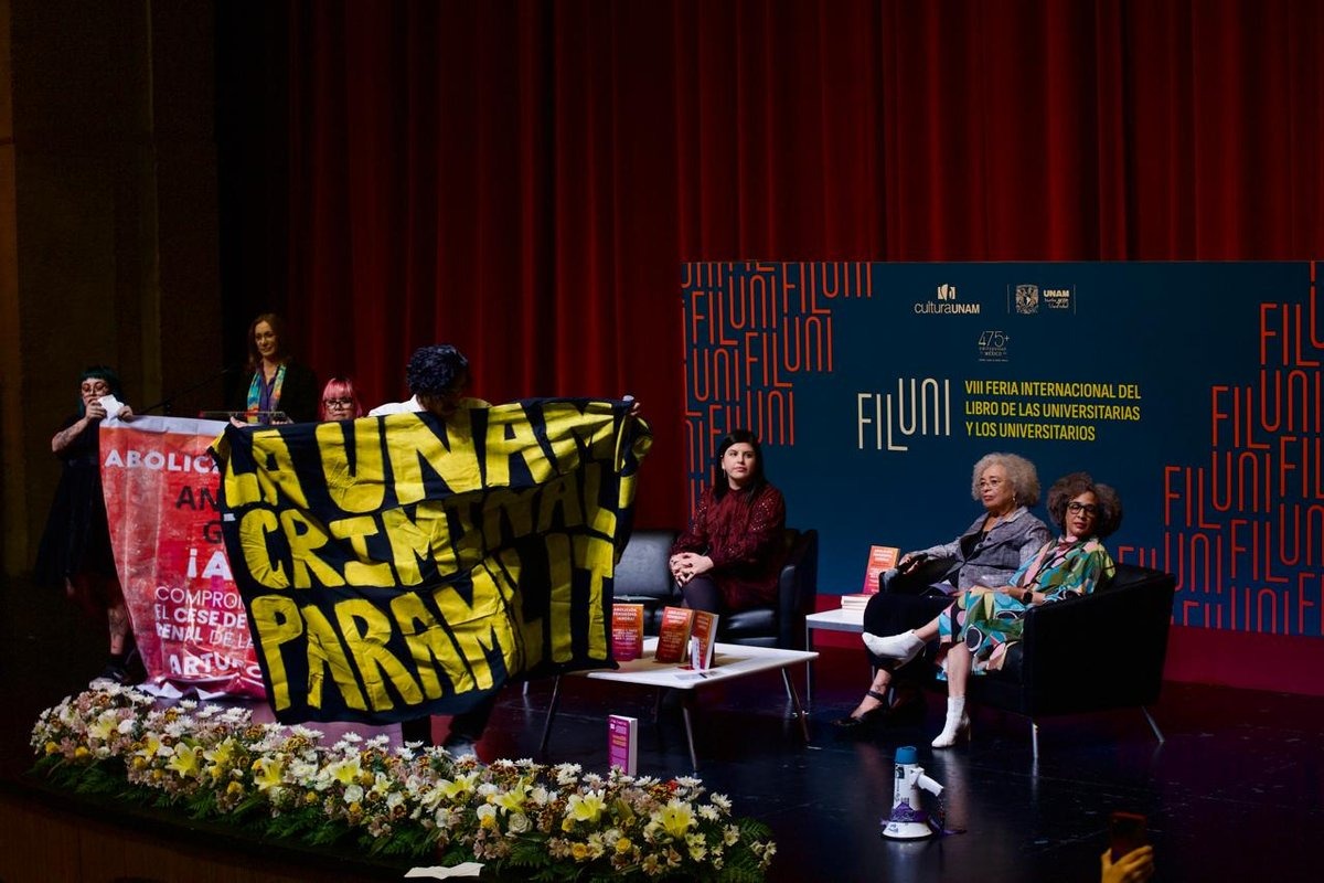 Protestas y sobrecupo marcan la conferencia de Angela Davis en la UNAM