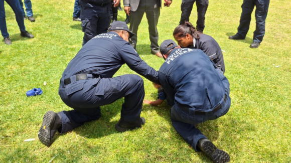 ¡Se viste de héroe! Instructor policial rescata a niño de tres años que cayó a lago en Estado de México