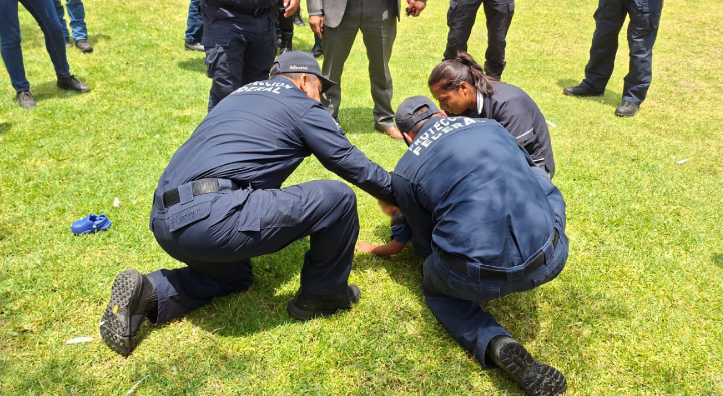 ¡Se viste de héroe! Instructor policial rescata a niño de tres años que cayó a lago en Estado de México.