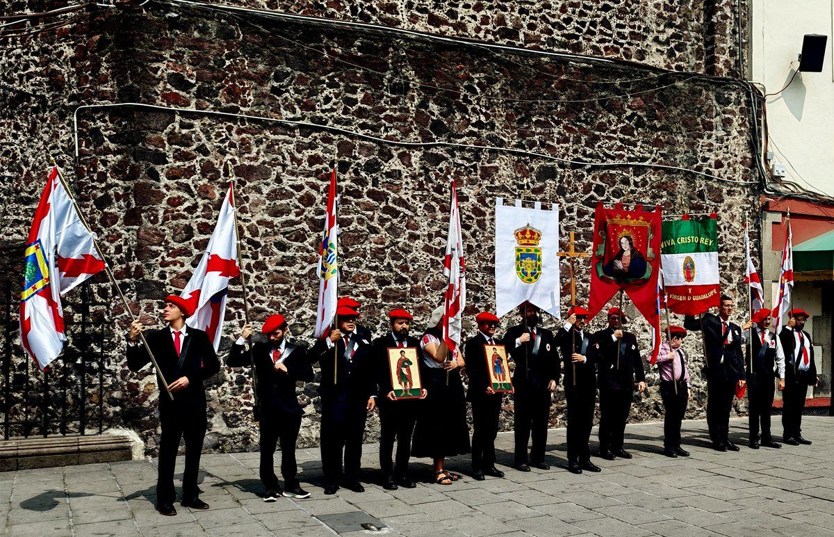 Grupo radical realiza el 'Paseo del Pendón' en la Ciudad de México sin autorizaciones
