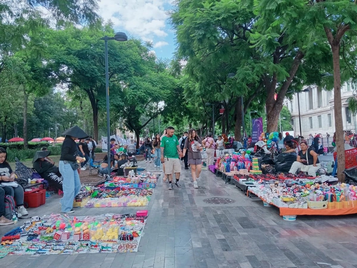 Vendedores de la Alameda frenan propuesta del gobierno de CDMX