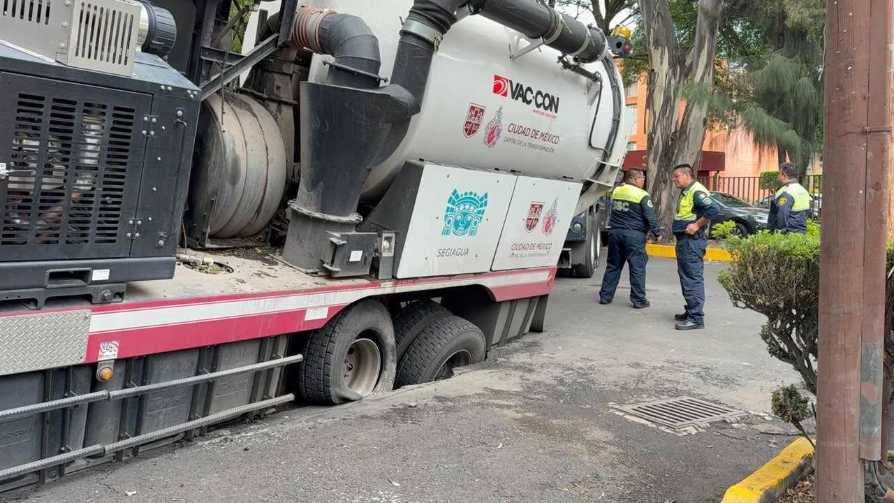 Cae camión de Segiagua en socavón de la alcaldía Tlalpan