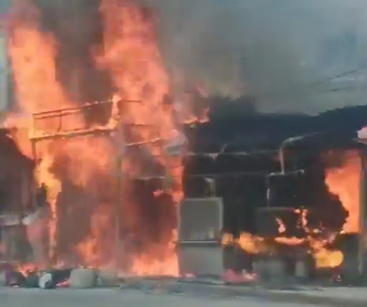 VIDEO: Incendio en puesto de comida provoca movilización y afectaciones viales en la México-Puebla