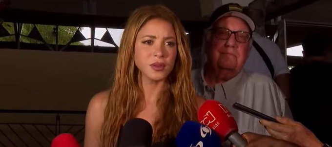 Shakira llega a Chocó, por terremoto de 7.4 y se compromete a reconstruir escuelas y universidad tras terremoto.