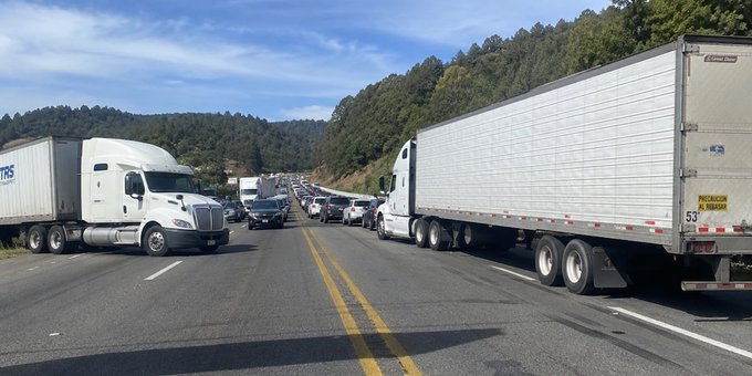 Transportistas advierten paro carretero nacional en septiembre por retenes e inseguridad en Veracruz.