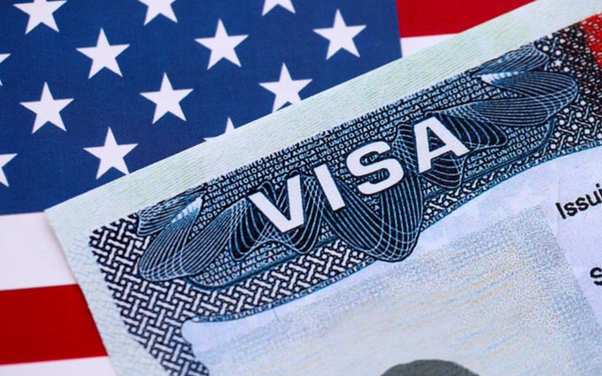 Embajada de EU advierte que cancelará visas cuando existan motivos, sin importar quién sea el titular.