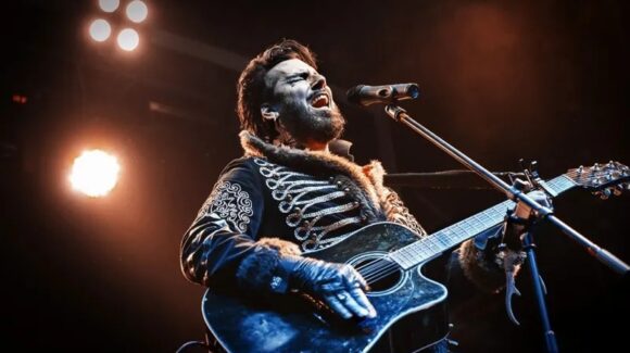 De Cartoon Network al cine de horror: Aurelio Voltaire invade la CDMX con música y demonios
