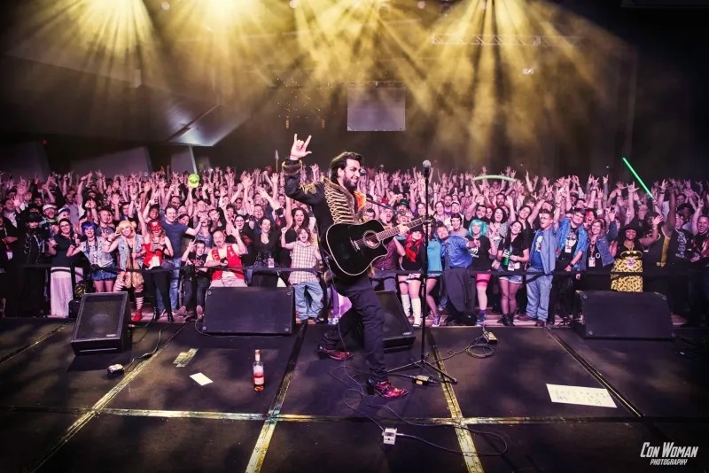Aurelio Voltaire invade la CDMX con música y demonios