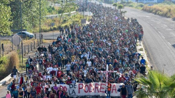 Parten de Tapachula hacia la CDMX más de 600 migrantes en la caravana ‘Sueño Sin Fronteras’