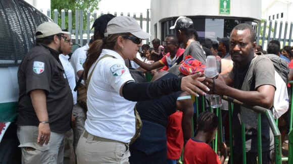 Migrantes cubanos incendian la estación Siglo XXI, en Chiapas, tras conocer que serían deportados