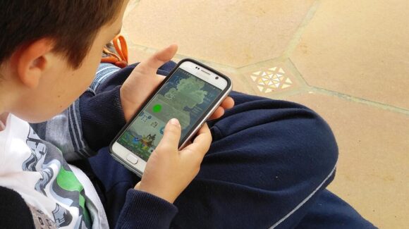 Gobierno de la CDMX alista plan para regular uso de celulares en niños