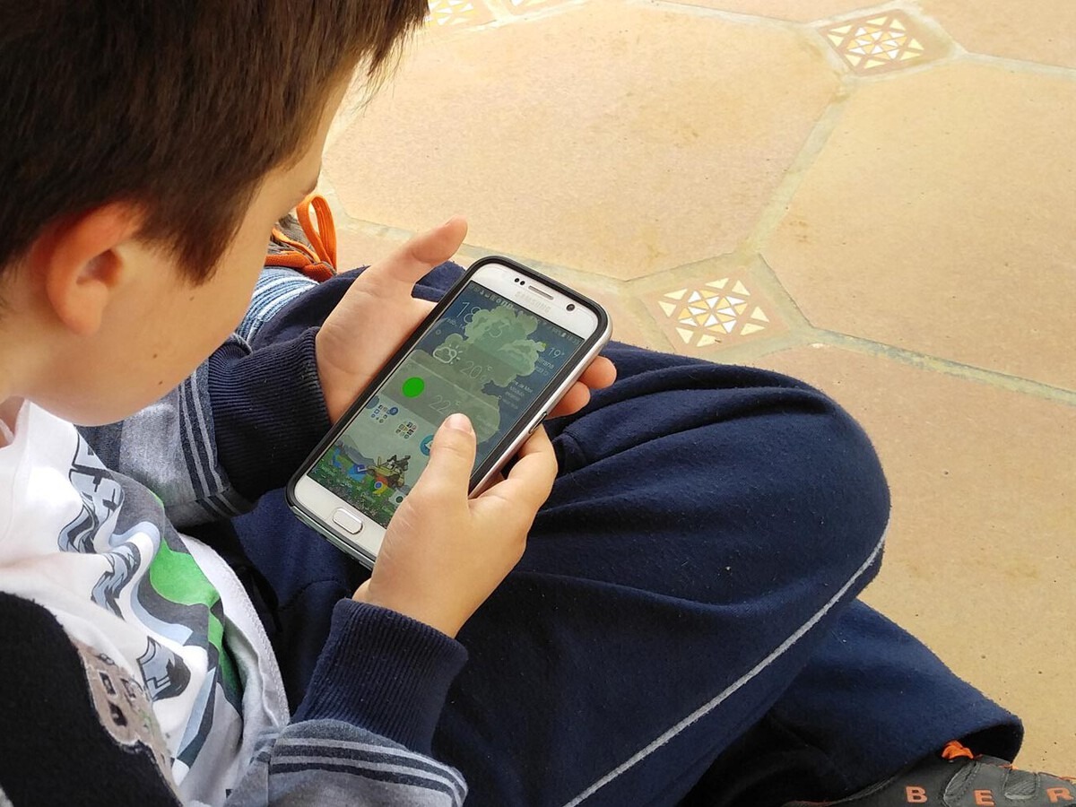 Gobierno alista plan para regular uso de celulares en niños