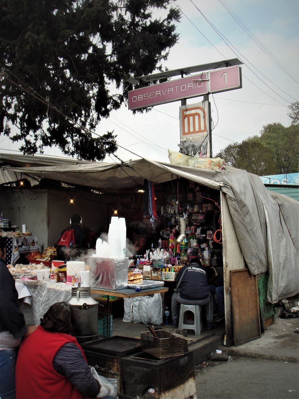 Comercio informal invade banquetas en paraderos del Metro