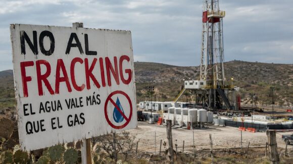 Activistas ambientales recolectan firmas contra el fracking en México