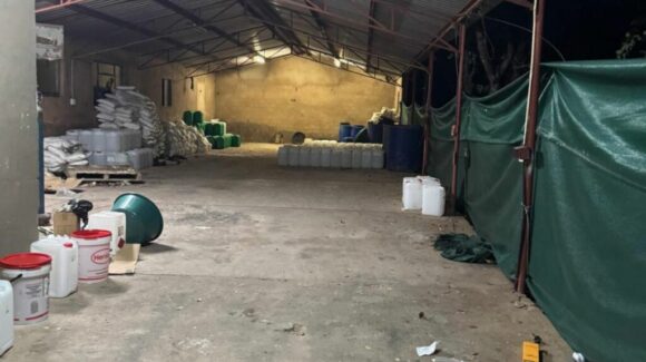 Detienen a dos mexicanos en Sudáfrica durante allanamiento a un laboratorio de metanfetaminas