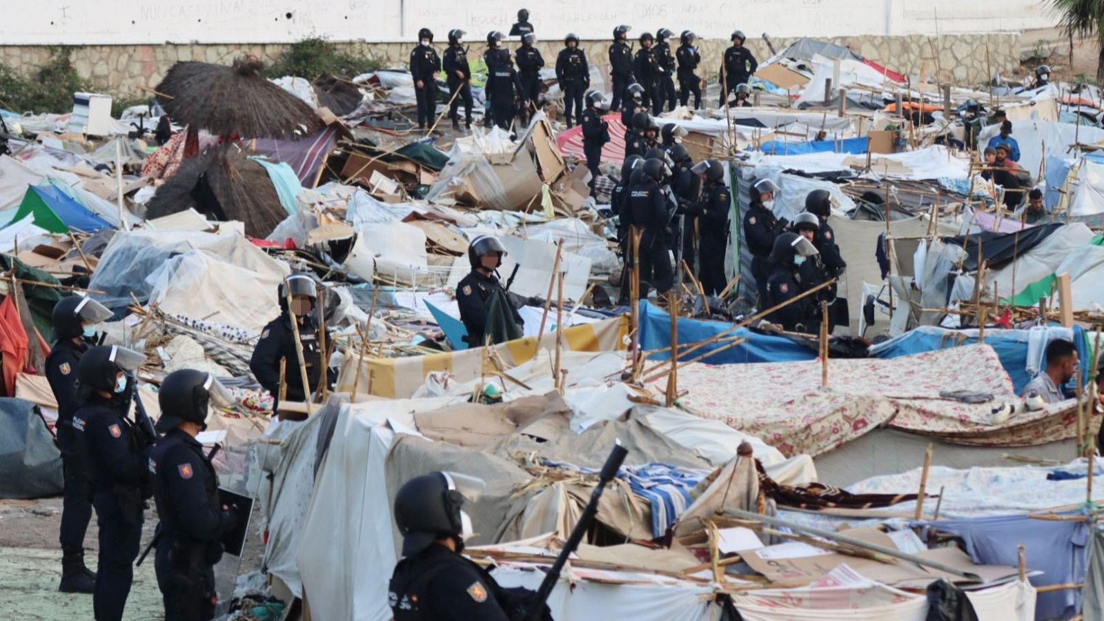 España: Policía desaloja un asentamiento de migrantes en la playa Benítez de Ceuta por seguridad en el acceso a la desalinizadora