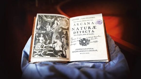 Hallan en la UNAM un libro de 1722 de Antoni van Leeuwenhoek que llegó a México en 1746