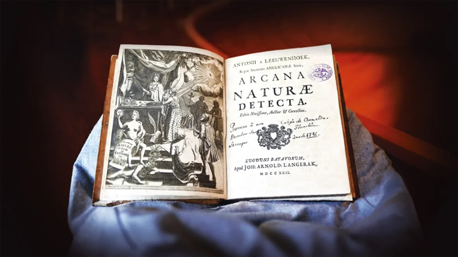 Hallan en la UNAM un libro de 1722 de Antoni van Leeuwenhoek que llegó a México en 1746