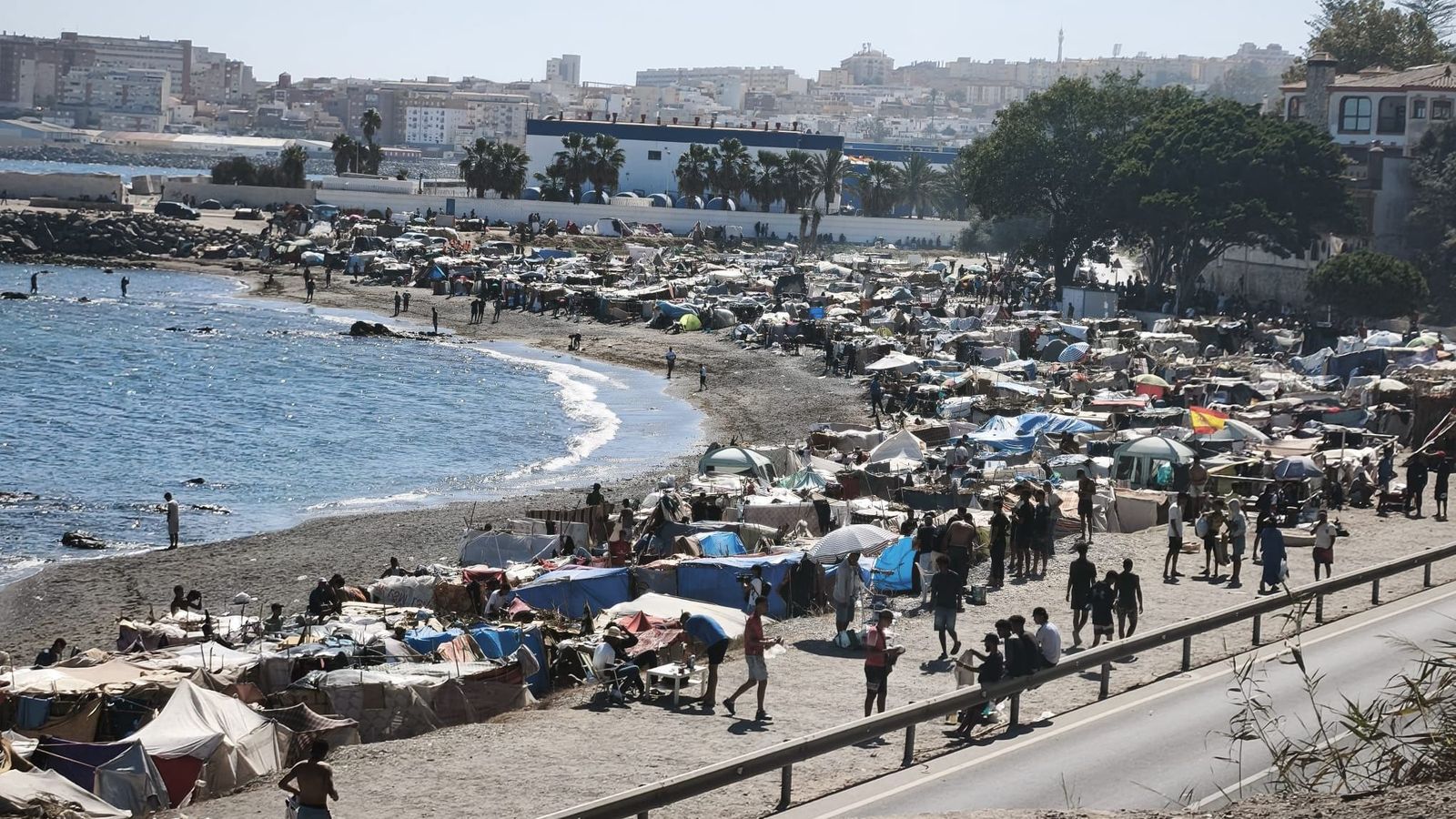 Audiencia Nacional frena traslado de migrantes a campamento en el puerto de Ceuta, España