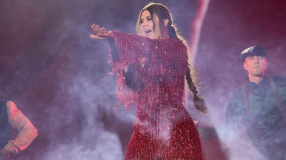 Yuridia pone sus cartas sobre la mesa y abarrota el Estadio GNP