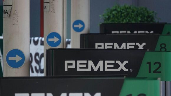 Contener el precio de la gasolina genera distorsiones y pérdidas para Pemex, advierte PetroIntelligence