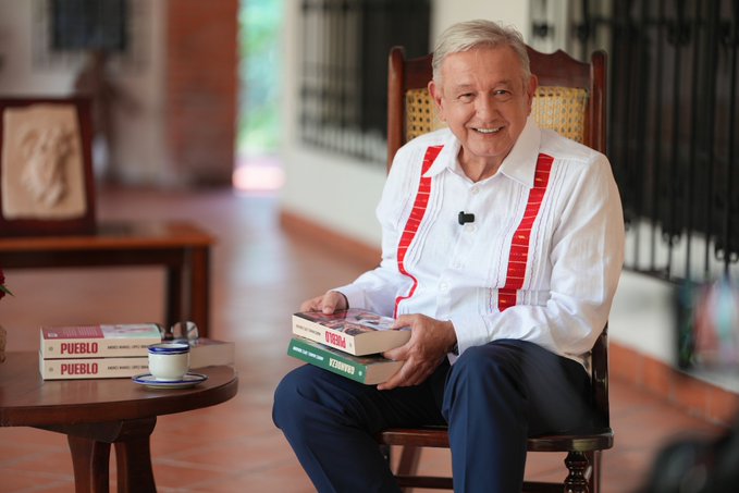 AMLO reaparece y anuncia su nuevo libro ‘Pueblo’, con el que aborda el Humanismo Mexicano.