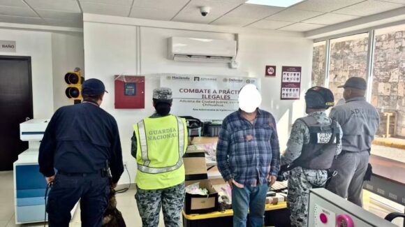 Detienen en Ciudad Juárez a hombre que llevaba 9 mil 300 cartuchos y armas en autobús procedente de El Paso