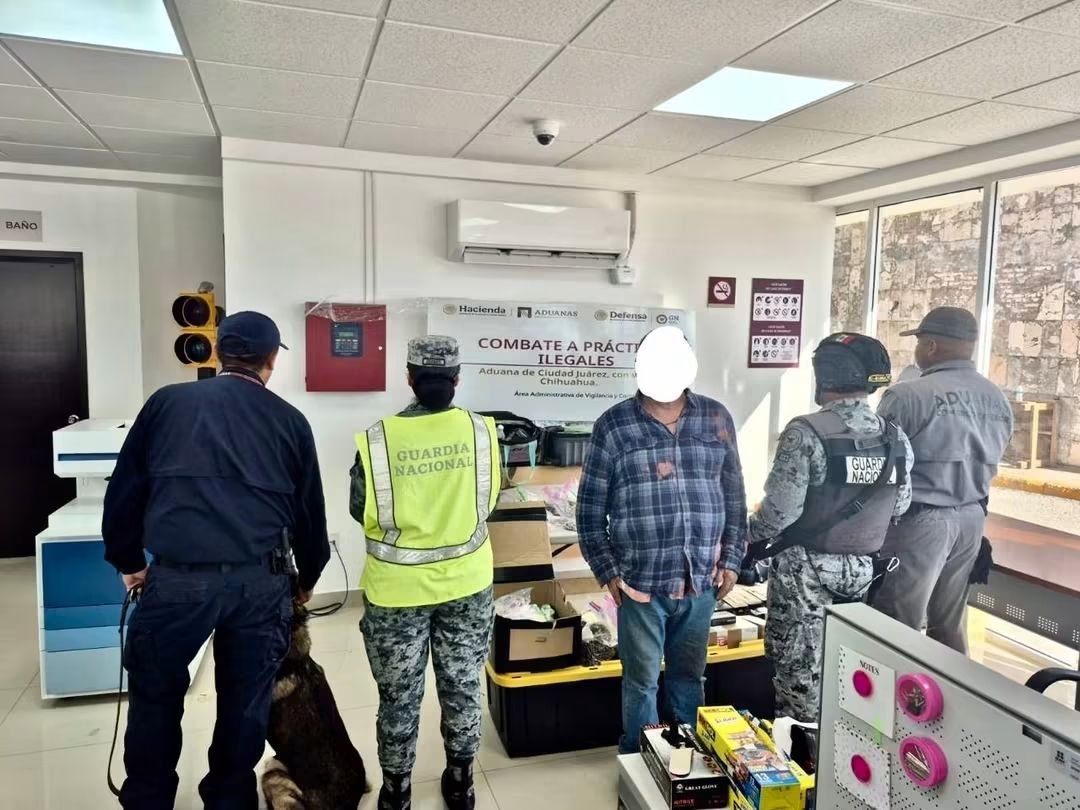 Detienen en Ciudad Juárez a hombre que llevaba 9 mil 300 cartuchos y armas en autobús procedente de El Paso.