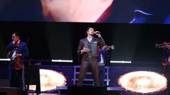 Alex Fernández vuelve a los escenarios tras la emergencia de salud que lo llevó al hospital y canceló su show en Culiacán