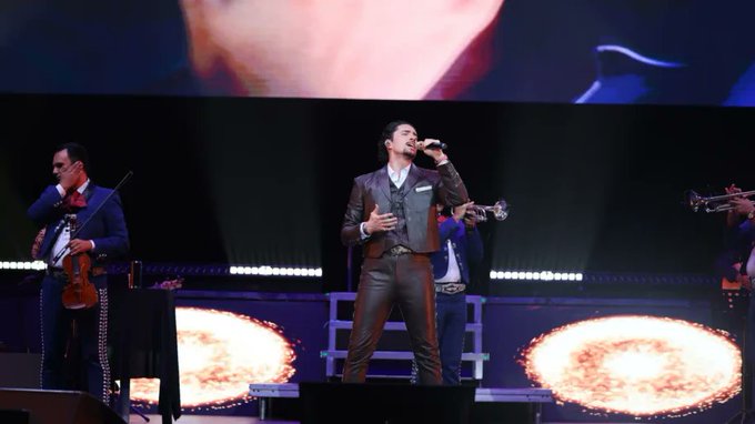 Alex Fernández vuelve a los escenarios tras la emergencia de salud que lo llevó al hospital y canceló su show en Culiacán.