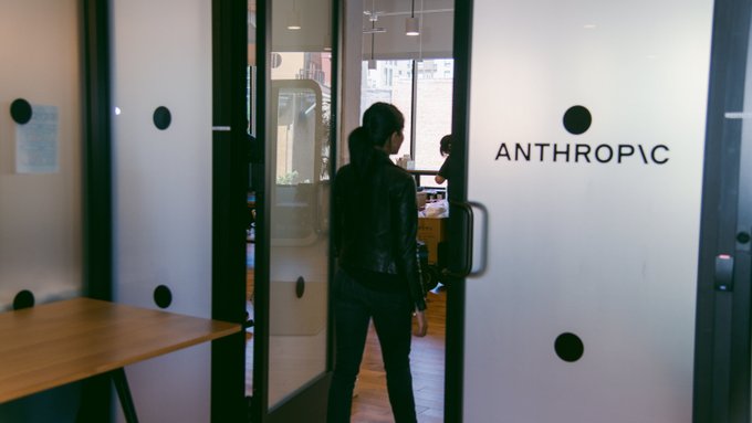 Anthropic detecta y bloquea posibles usos de IA para desarrollar armas biológicas.