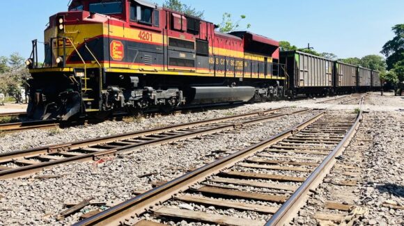 Gobierno pacta con ferroviarias usar vías para trenes de pasajeros mientras plantea subir 140% el cobro por concesión