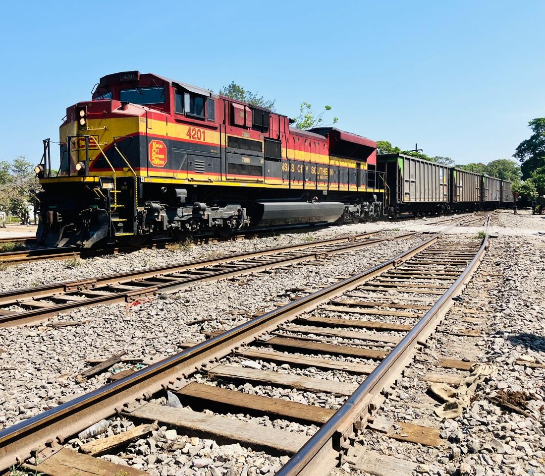 Gobierno pacta con ferroviarias usar vías para trenes de pasajeros mientras plantea subir 140% el cobro por concesión