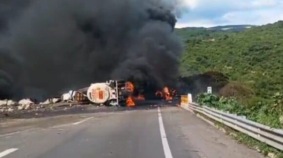 Volcadura de pipa provoca cierre total de la autopista Guadalajara-Colima en Sayula
