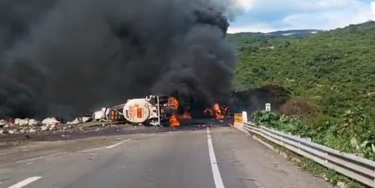 Volcadura de pipa provoca cierre total de la autopista Guadalajara-Colima en Sayula.