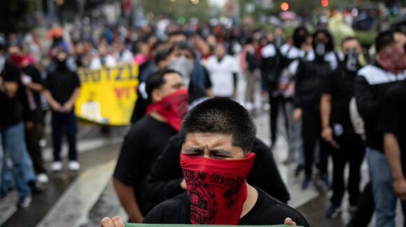 Detienen y liberan a activista ligado al caso Ayotzinapa tras presunto hallazgo de explosivos