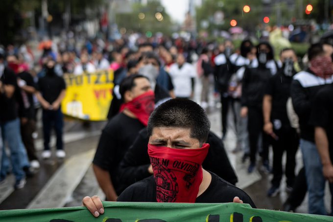 Detienen y liberan a activista ligado al caso Ayotzinapa tras presunto hallazgo de explosivos.