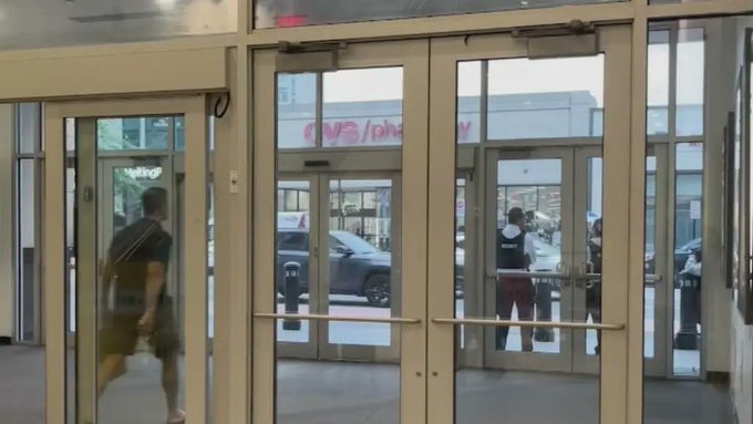 Policía investiga abandono de recién nacido en supermercado de Nueva York, Estados Unidos.