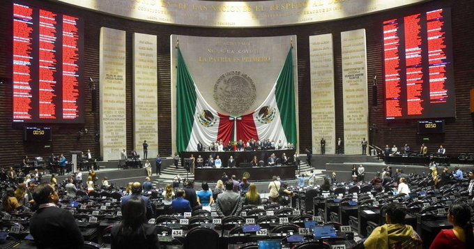 Diputados aprueban reforma que prohíbe la doble nacionalidad para ser presidente de la República.