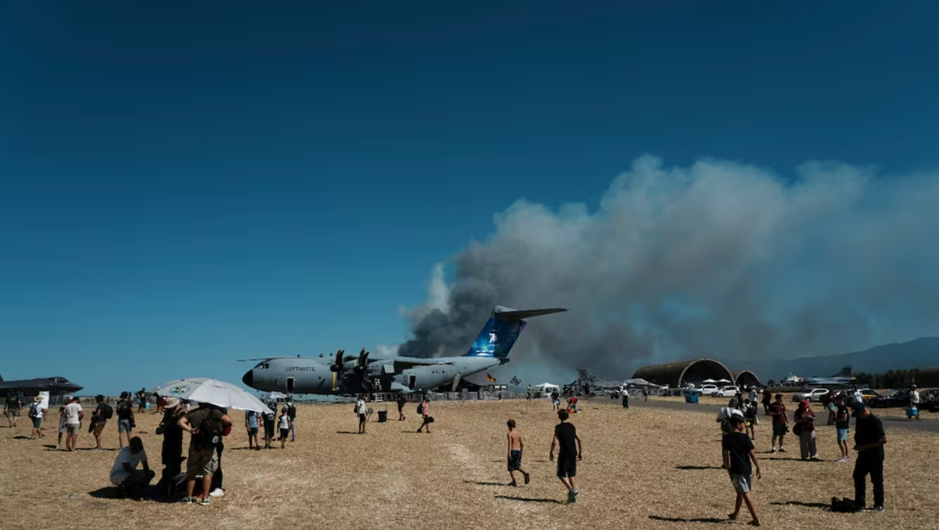 Avión militar F-4 Phantom se estrella frente a miles de personas