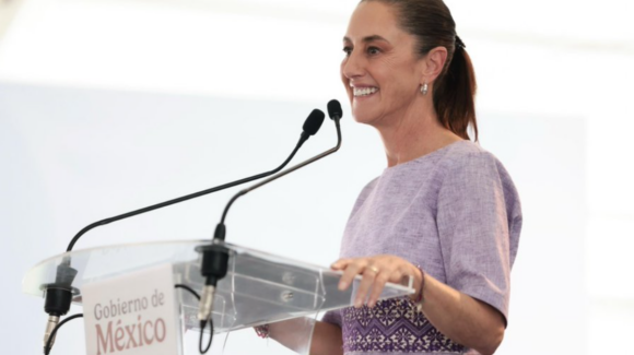 Sheinbaum presenta avances en Colima entre abucheos y protestas de manifestantes