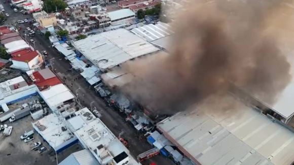Incendio en Mercado Central de Acapulco consume 90 locales; no se reportan personas lesionadas