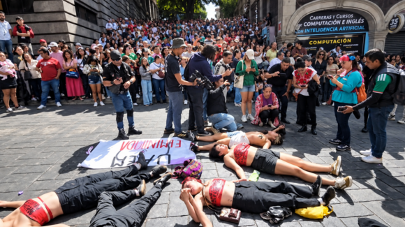 Protesta estudiantil interrumpe desfile cívico-militar en Cuernavaca; exigen justicia por feminicidio de Claudia Tacoronte