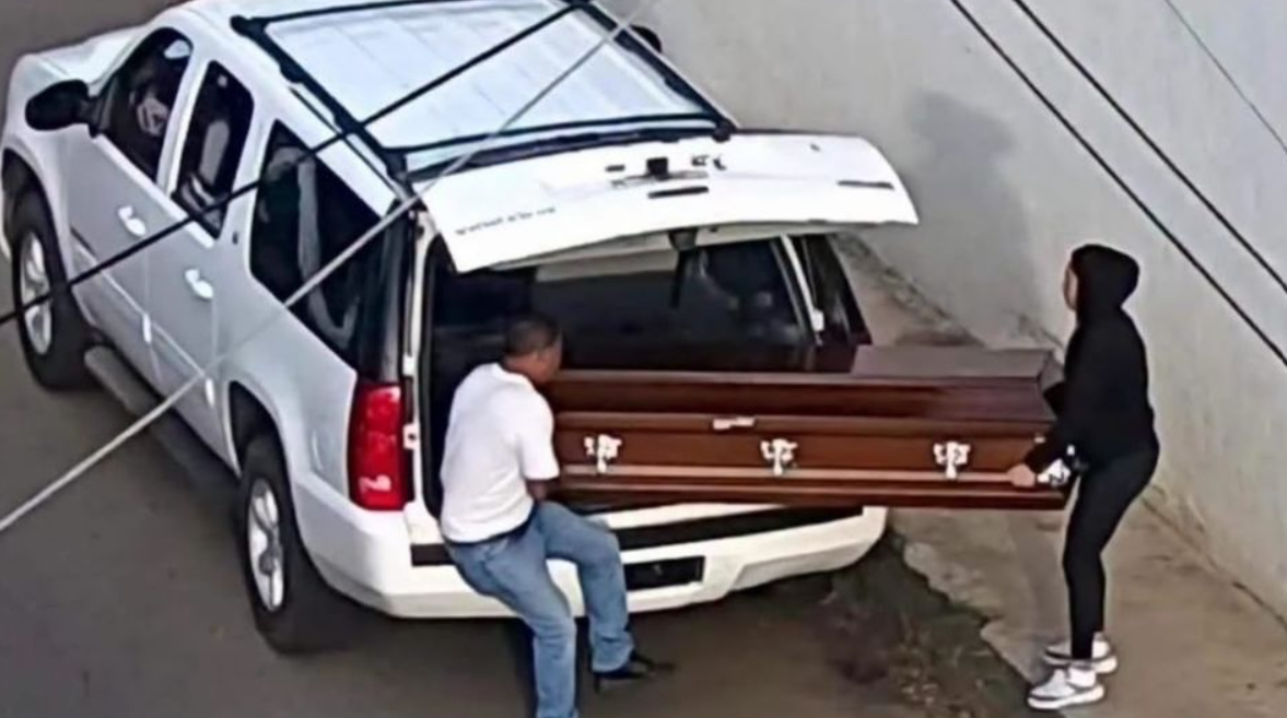 Abandona ataúd con un cuerpo